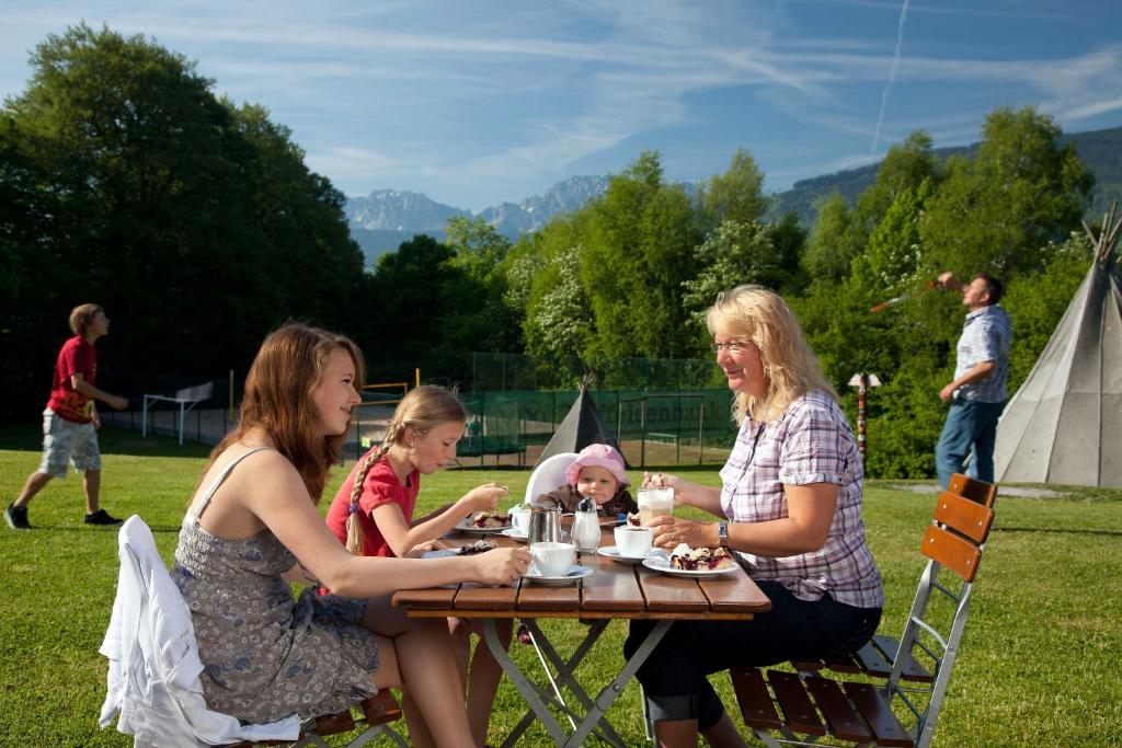 Haus Chiemgau - Kolping-Familienhotel Тайзендорф Экстерьер фото